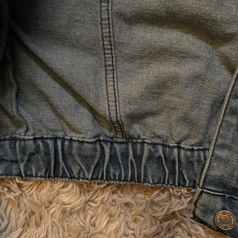 Stylish Cropped Denim Jacket - image 8